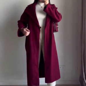 Long Black Coat Look 🖤 with Light Blue Jeans & White Sneakers – Street-Ready Layering