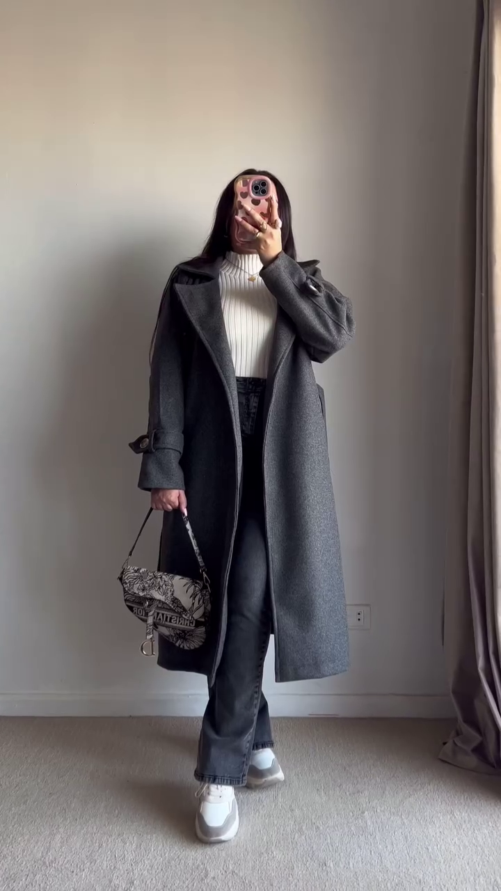 Long Black Coat Look 🖤 with Light Blue Jeans & White Sneakers – Street-Ready Layering - Image 3