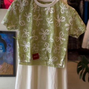 GREEN FLORAL EMBROIDERED COTTON TOP