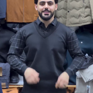 BLACK SLEEVELESS SWEATER WITH GRID SHIRT