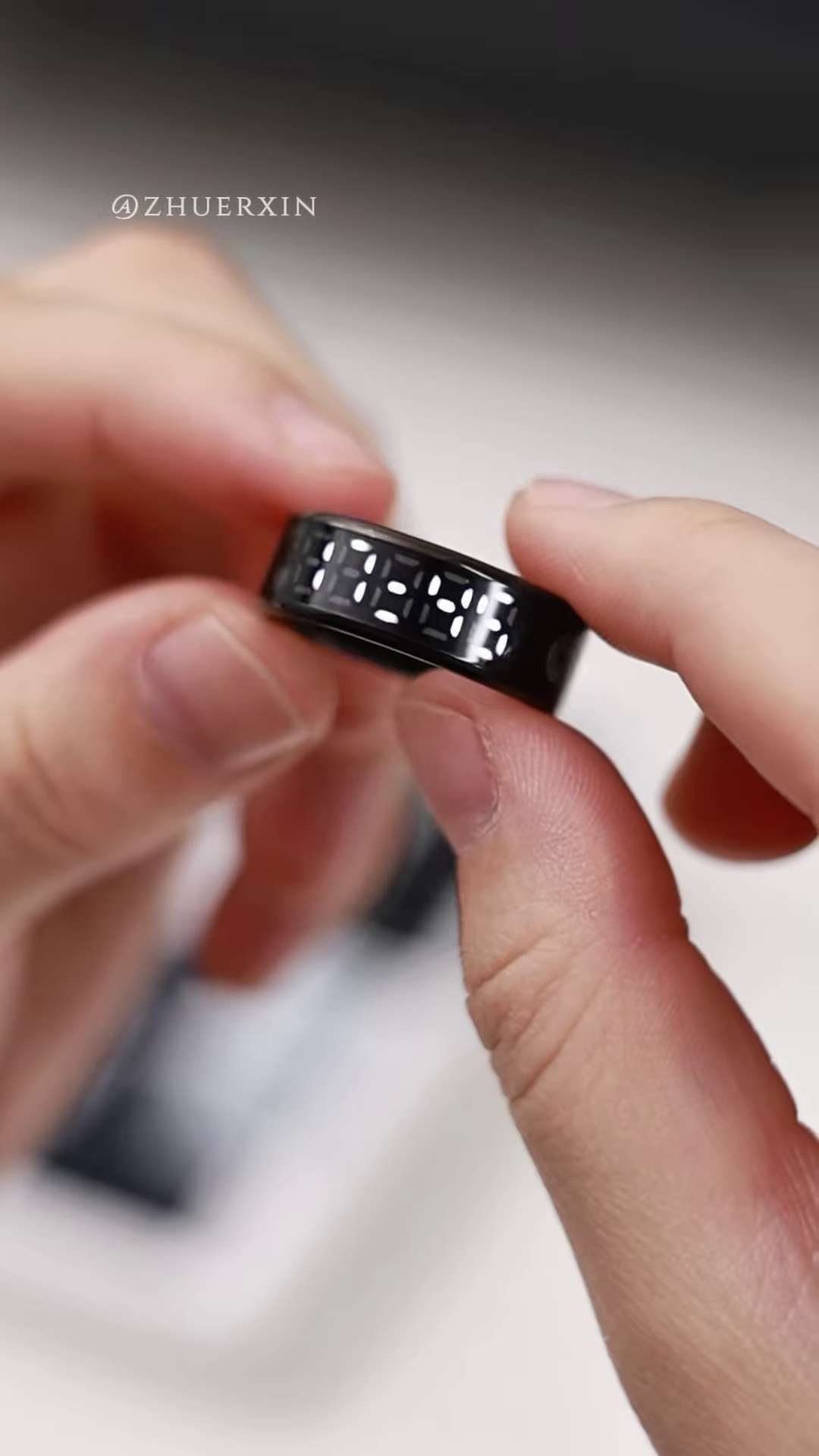 Sleek Digital Display Smart Ring - Wearable Technology for Time and Notifications - Image 3
