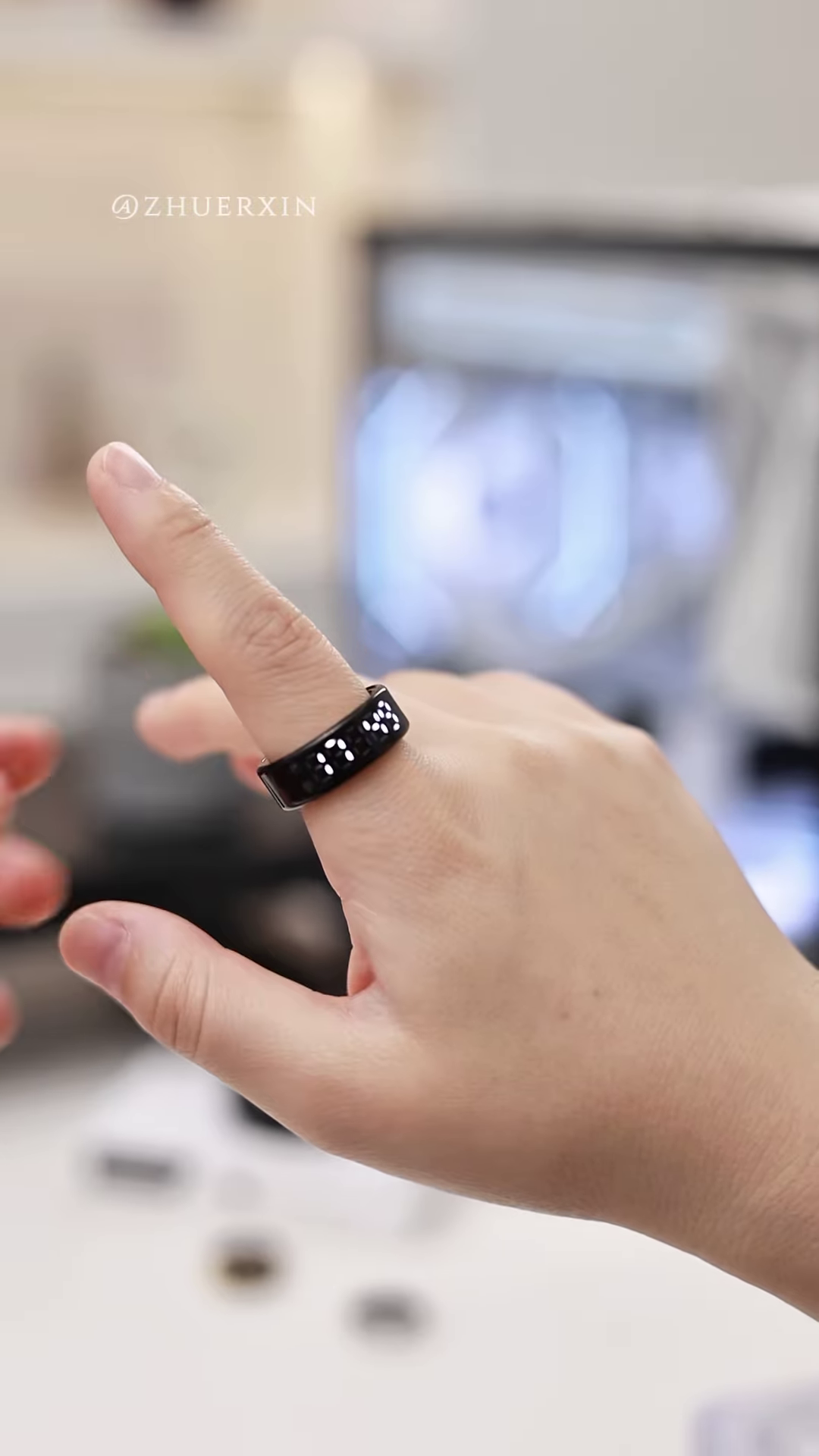 Sleek Digital Display Smart Ring - Wearable Technology for Time and Notifications - Image 4