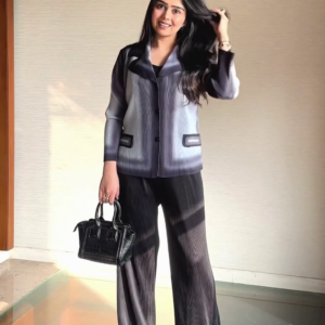 Chic Women's Pleated Wide-Leg Pants and Ombre Blazer Outfit with Structured Handbag