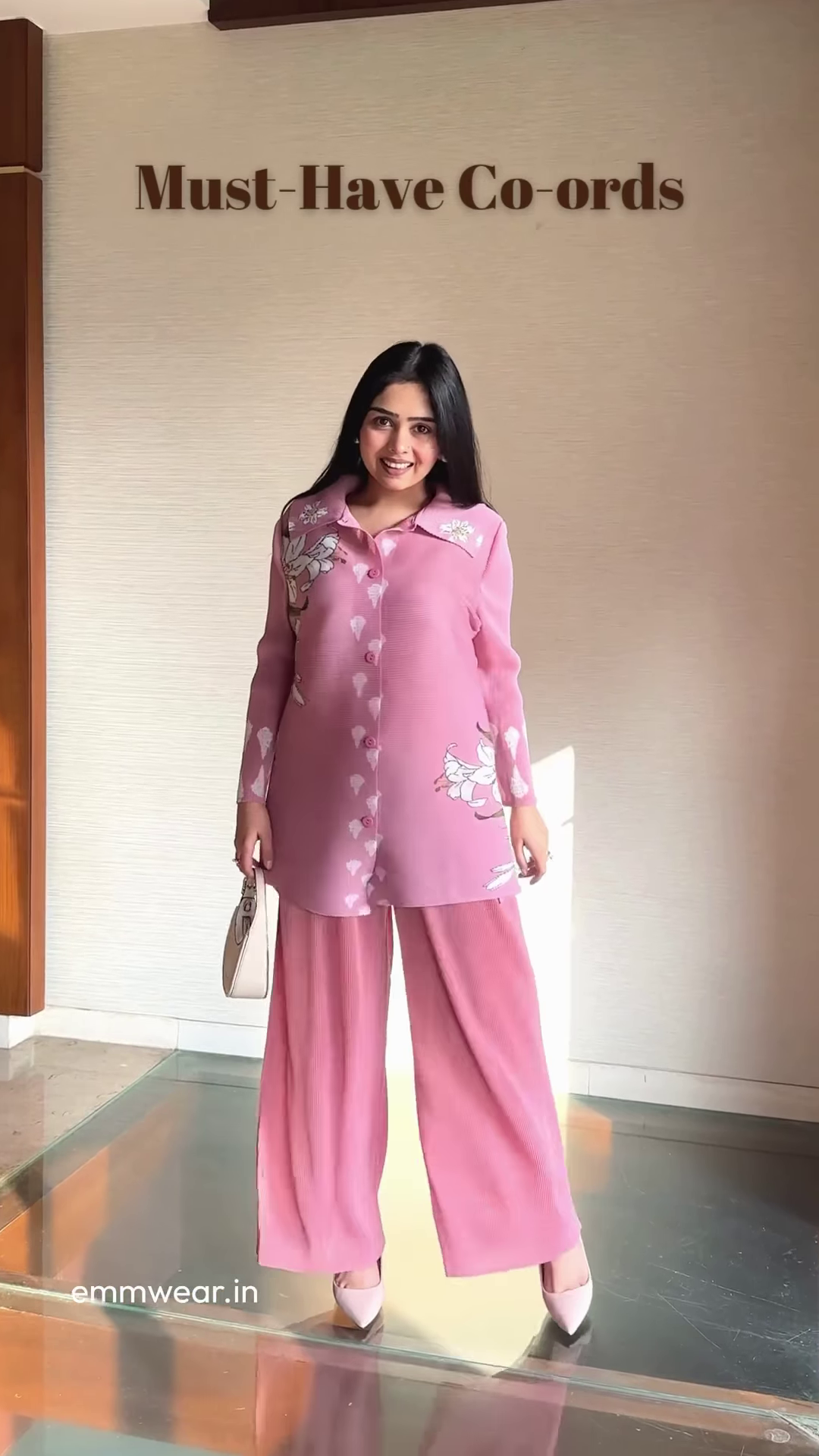 Chic Women's Pleated Wide-Leg Pants and Ombre Blazer Outfit with Structured Handbag - Image 2