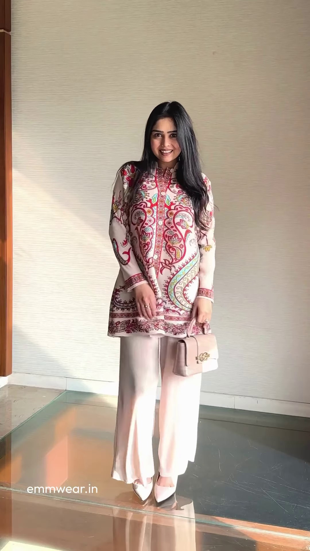 Chic Women's Pleated Wide-Leg Pants and Ombre Blazer Outfit with Structured Handbag - Image 3