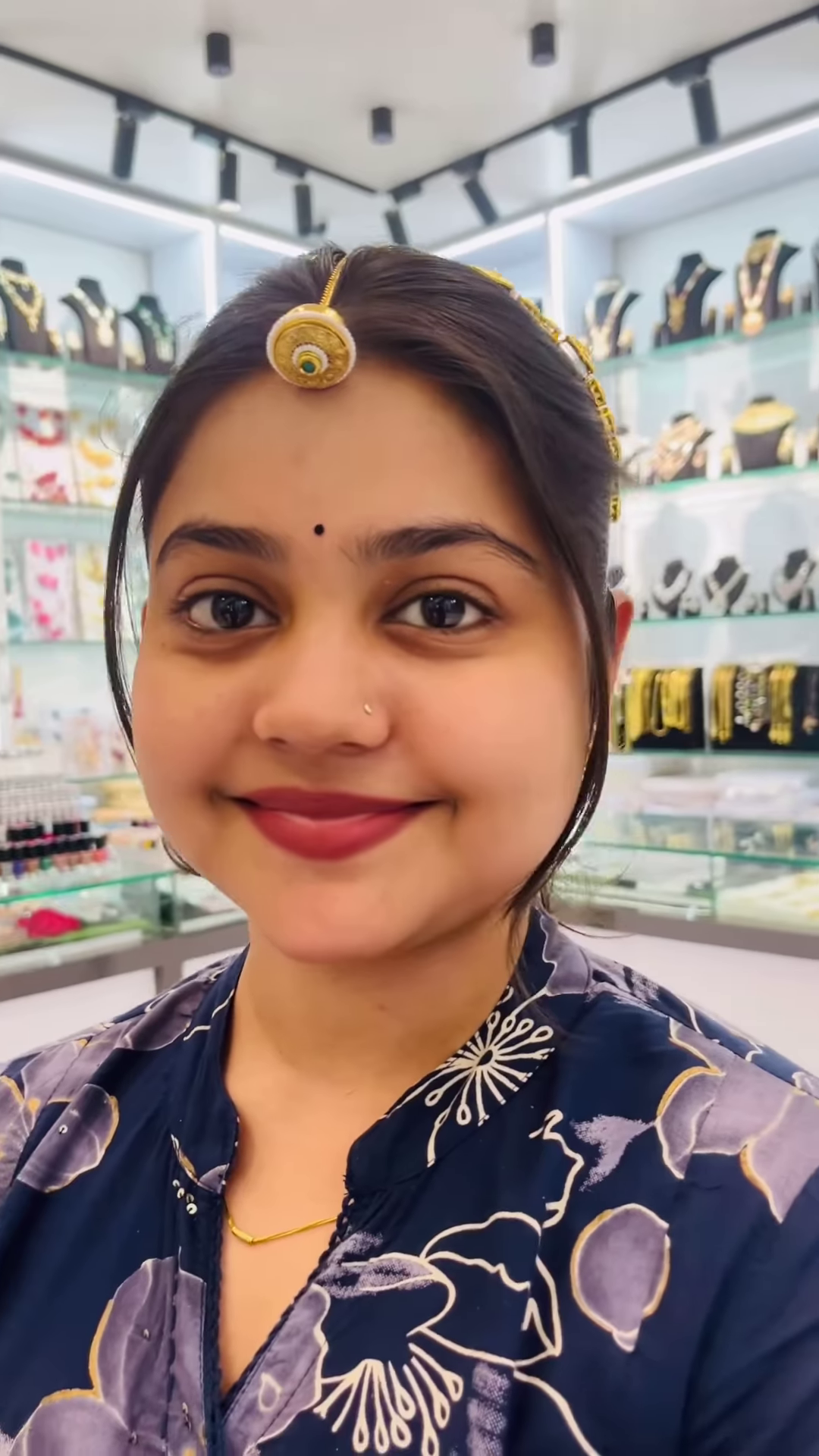 Elegant Gold-Toned Matha Patti with Kundan and Pearl Detailing for Women - Image 2