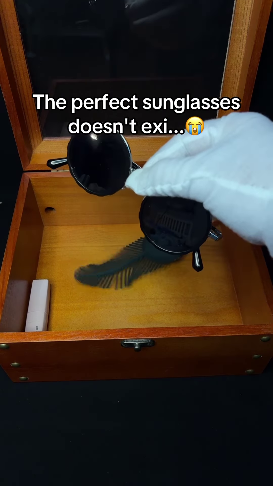 Lightweight Round Sunglasses with Reflective Blue Lenses and Minimalist Frame - Image 2