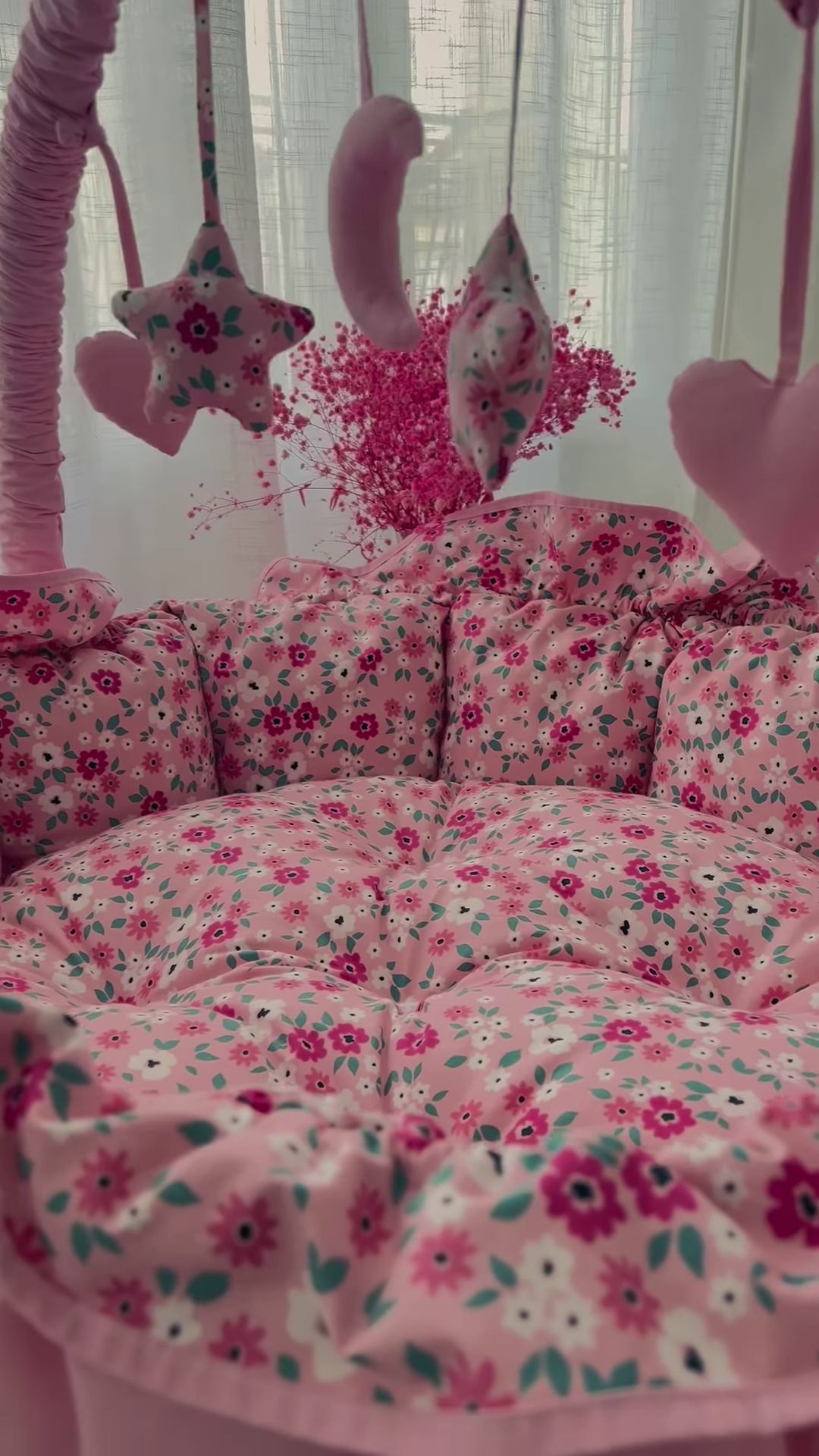 Cozy Baby Bouncer Seat with Floral Print and Hanging Toys