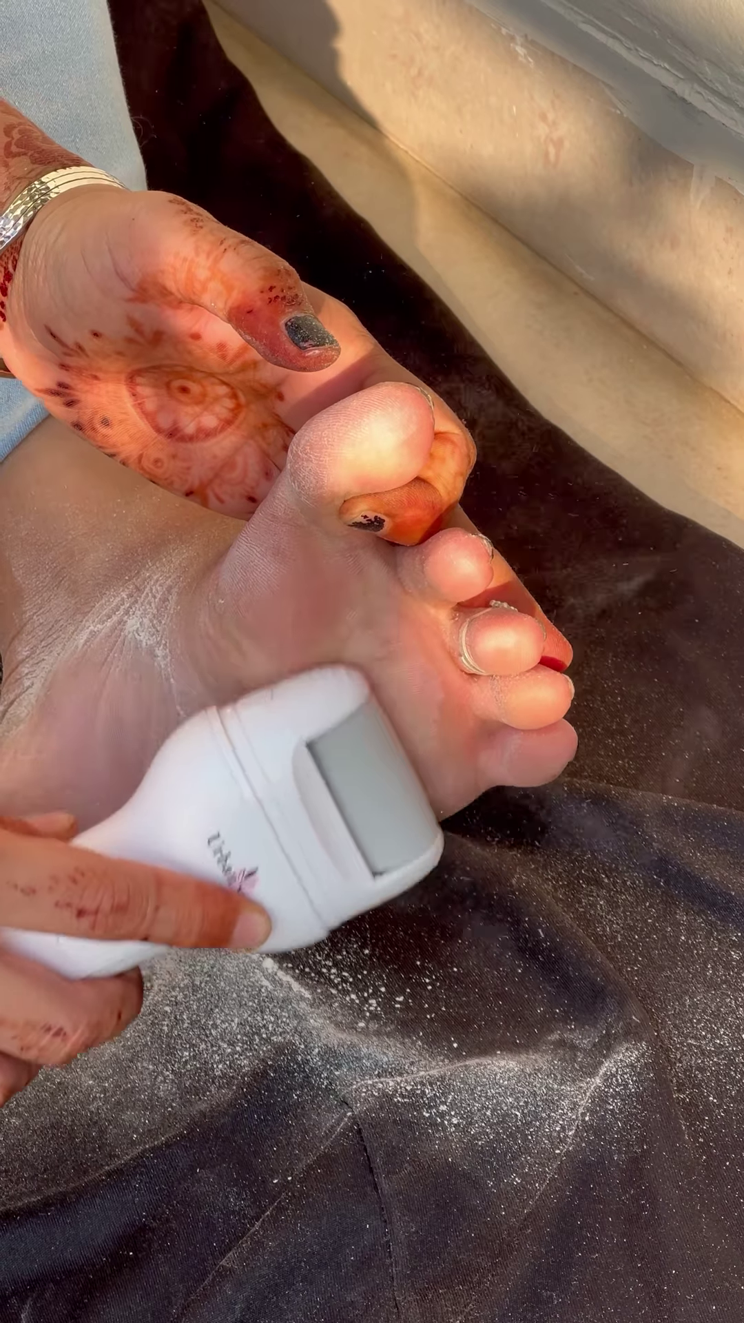 Electric Foot Callus Remover with Roller Head for Smooth Feet - Image 4