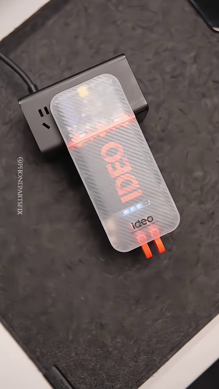 High-Capacity Multi-Port Power Bank for Simultaneous Device Charging - Image 2