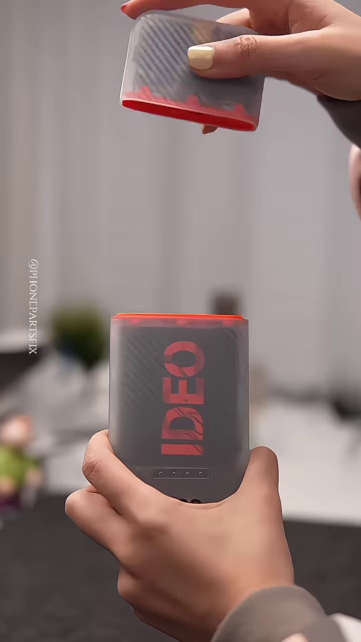 High-Capacity Multi-Port Power Bank for Simultaneous Device Charging - Image 3