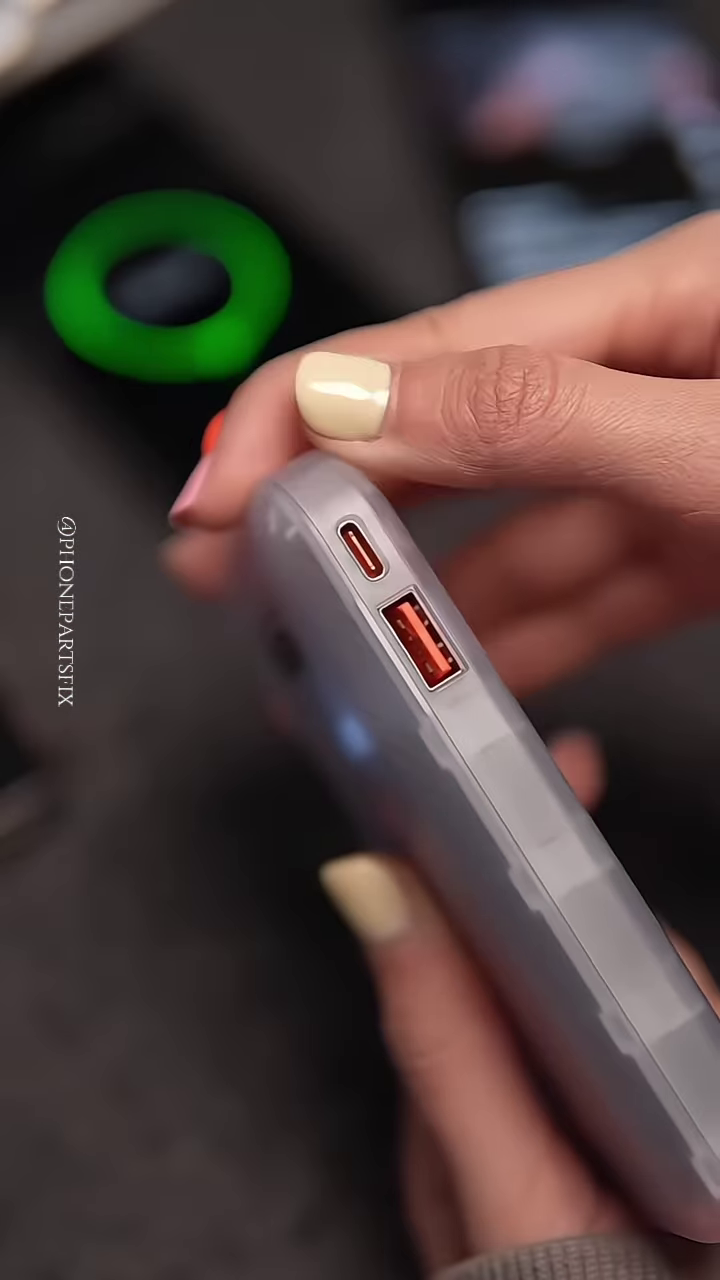 High-Capacity Multi-Port Power Bank for Simultaneous Device Charging - Image 6