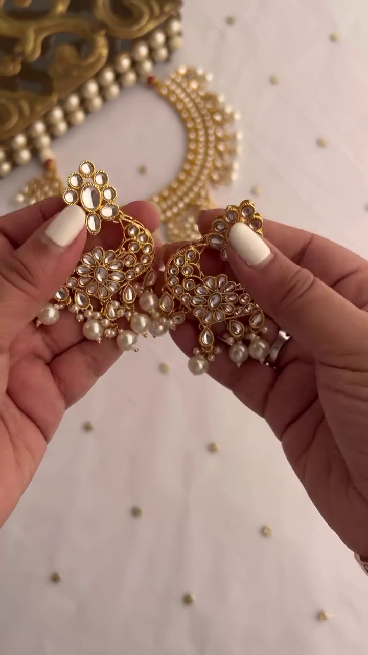 Elegant Gold-Toned Kundan Necklace Set with Pearl Drops - Image 4