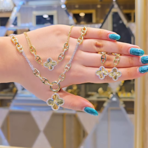 Chic Two-Tone Clover Motif Jewelry Set with Interlocking Chain Links