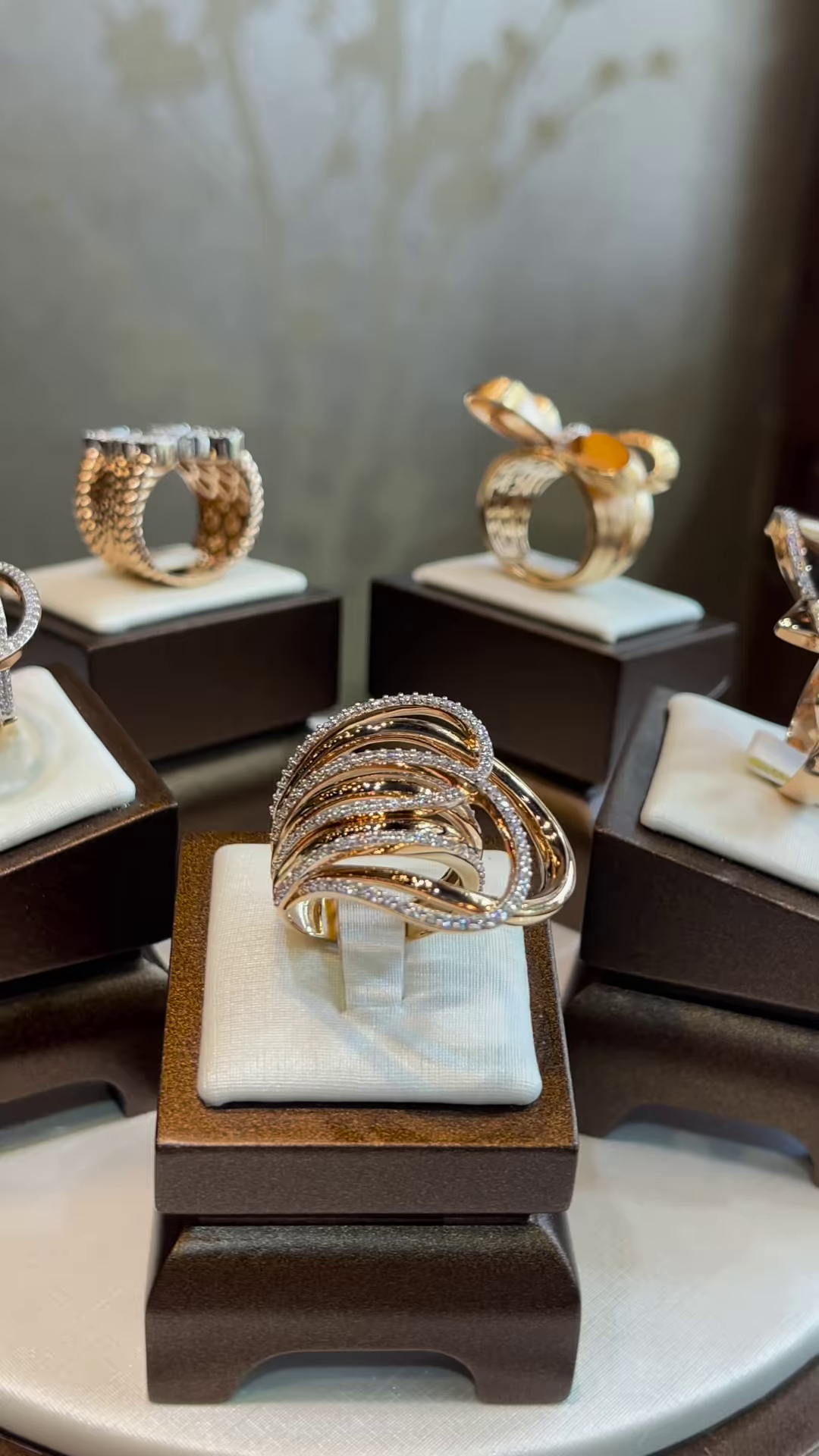 Elegant Gold-Toned Sculptural Bow Ring with Dazzling Clear Gemstone Accents - Image 4