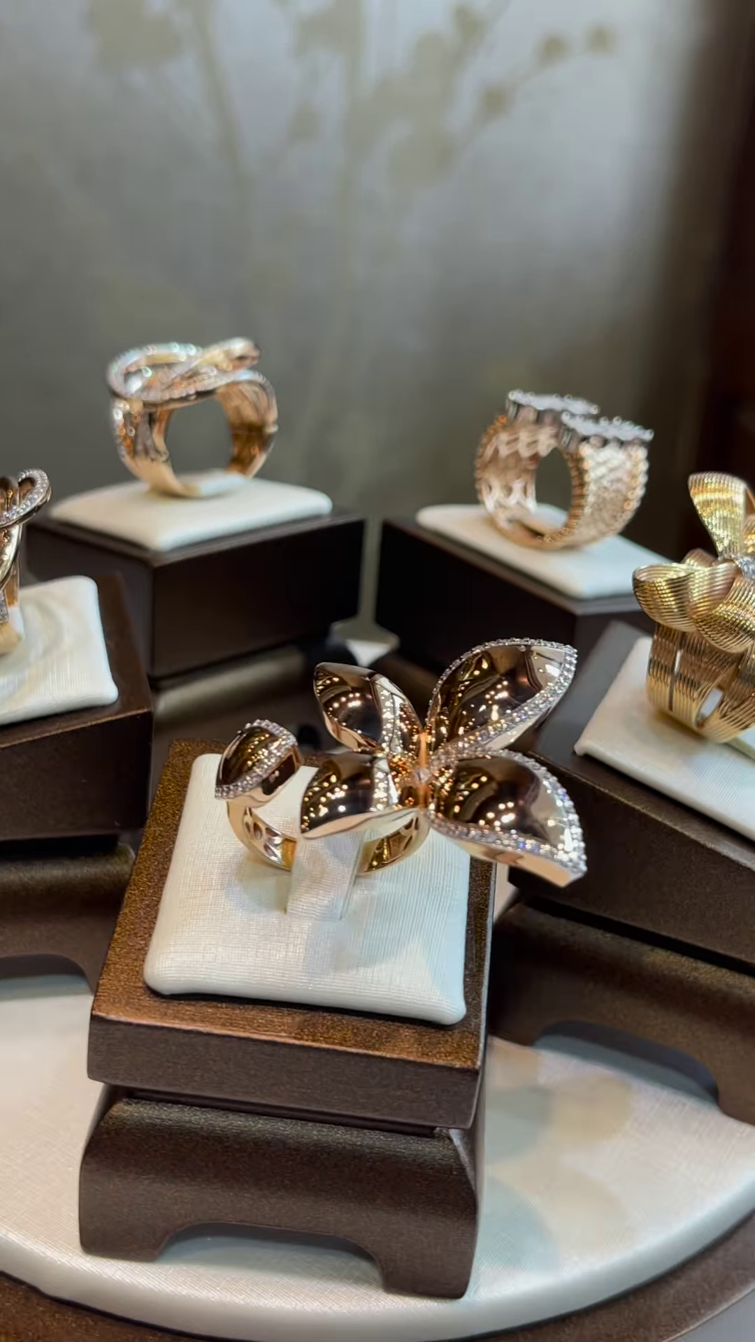 Elegant Gold-Toned Sculptural Bow Ring with Dazzling Clear Gemstone Accents - Image 2